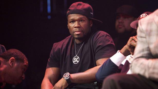 50 Cent sitzt bei einer Veranstaltung in der ersten Reihe.