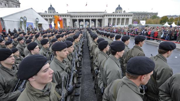 Eine Formation von Soldaten in Uniform und mit Gewehren steht vor der Hofburg in Wien.