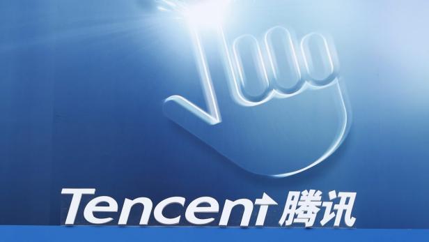 Das Logo von Tencent mit einer stilisierten Hand auf blauem Hintergrund.