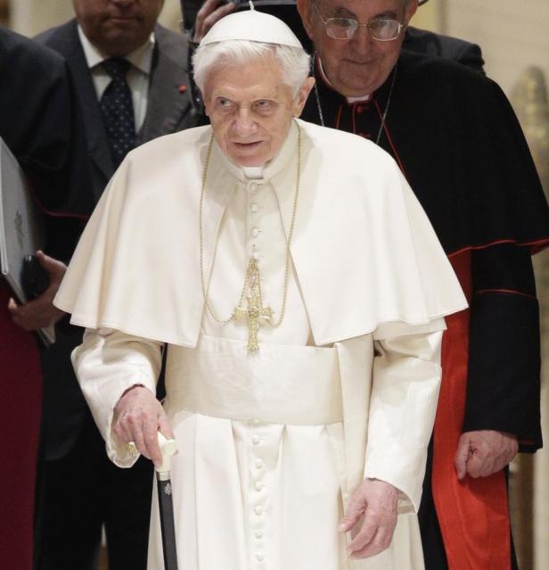 Pope Benedict XVI arrives to lead a special audien Papst Benedikt XVI. mit einem Gehstock.