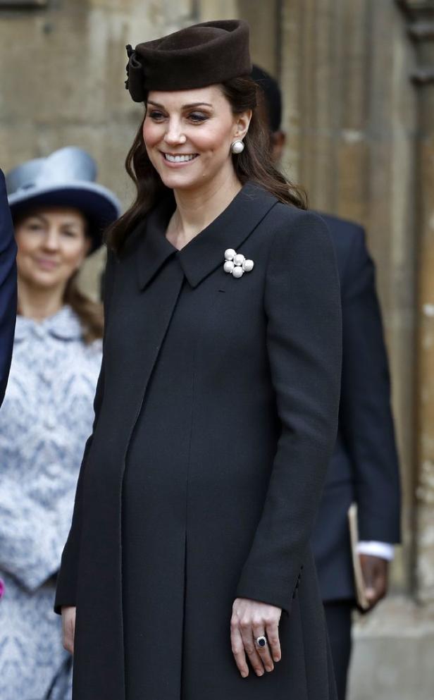 Strahlend mit der Queen: Kate hochschwanger in Ostermesse