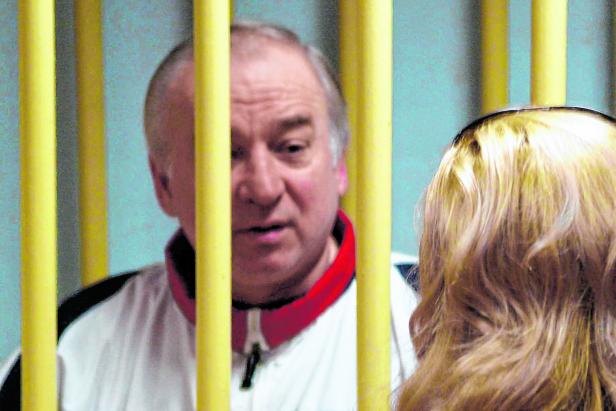 Sergei Skripal hinter Gittern, im Gespräch mit einer Frau.