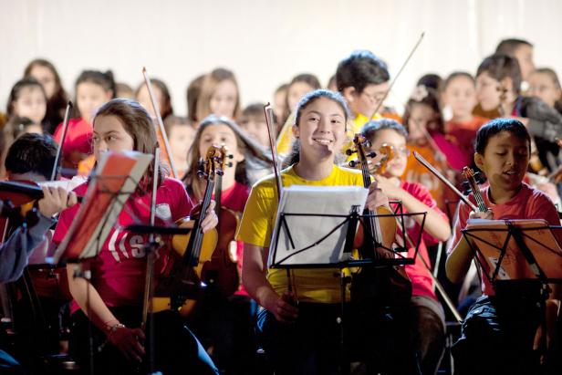 Ein Jugendorchester spielt Violinen.