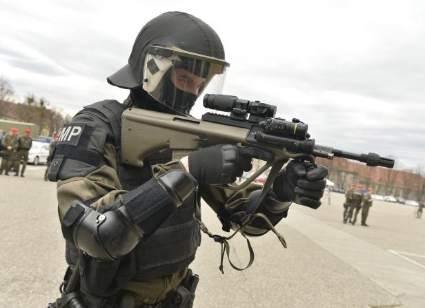 Kunasek übergab neues Sturmgewehr an die Militärpolizei