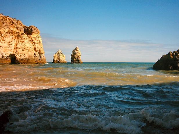 Klippen ragen aus dem Meer an einem sonnigen Tag.