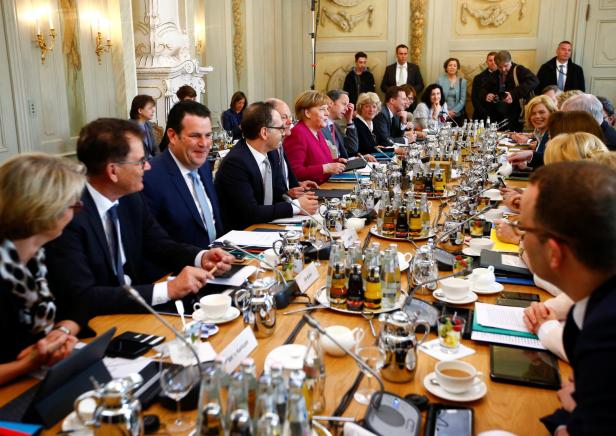 German Chancellor Angela Merkel and Ministers attend at a cabinet session during a retreat at the German government guesthouse Meseberg Palace in Meseberg Deutsche Regierungsklausur: Teambuilding statt konkreter Vorhaben