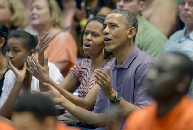Barack Obama, Michelle Obama und ihre Tochter bei einer Veranstaltung.