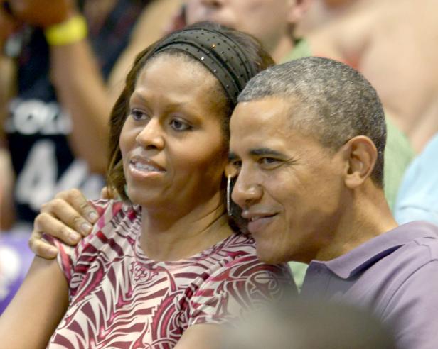 Michelle und Barack Obama sitzen nebeneinander.