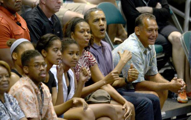 Barack Obama und seine Familie schauen sich ein Basketballspiel an.