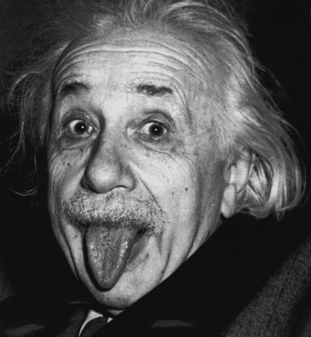Albert Einstein streckt die Zunge heraus.