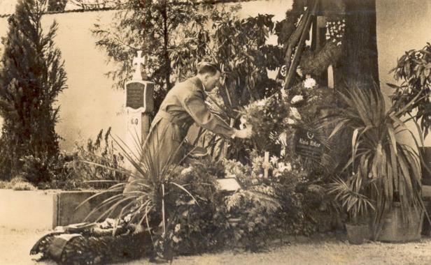 Adolf Hitler 1938 am Grab der Eltern in Leonding