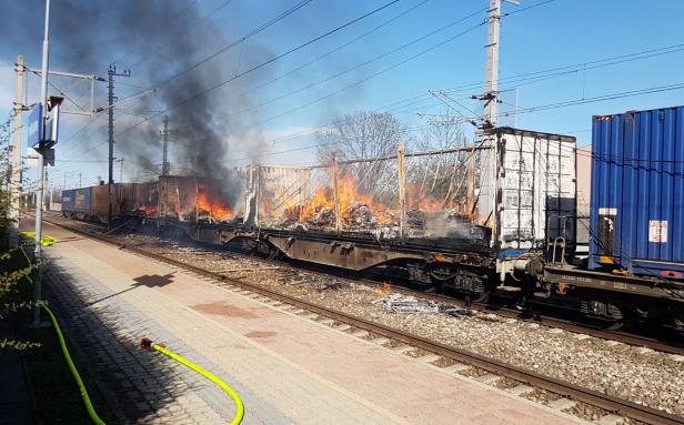 Funkenflug löste Brand von Güterwaggons auf Südbahnstrecke aus