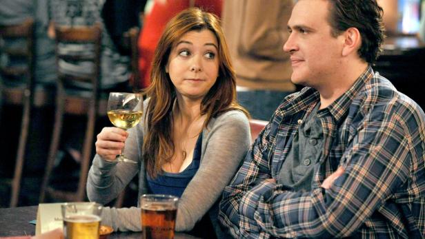 Alyson Hannigan und Jason Segel in einer Szene aus „How I Met Your Mother“.