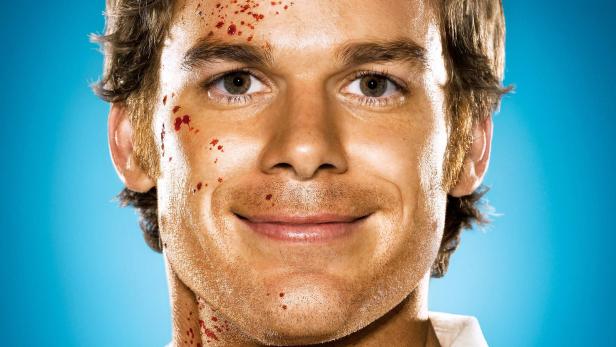 Nahaufnahme von Michael C. Hall mit Blutspritzern im Gesicht, möglicherweise in seiner Rolle als Dexter.