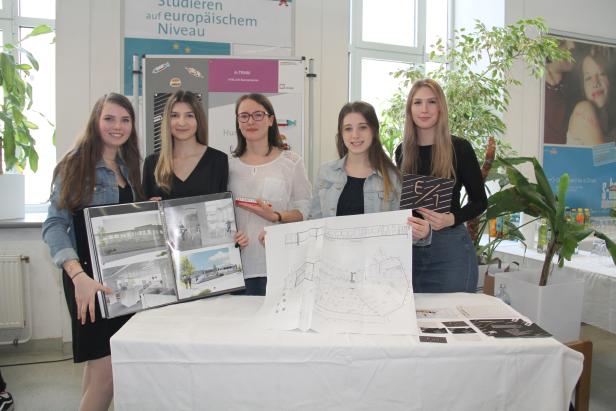 Philine Praschberger, Nastasija Ilić, Jaana Aalto, Sarah Fazekas und Teresa Kirchmayer von der HTL Spengergasse präsentieren ihre Pläne für die Gastro-Bim A-Tram