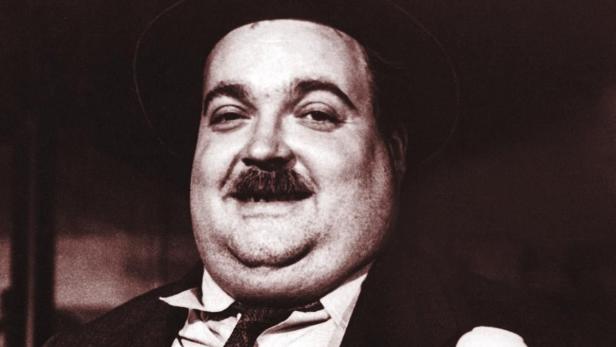Porträt des Komikers Fatty Arbuckle mit Hut und Anzug.