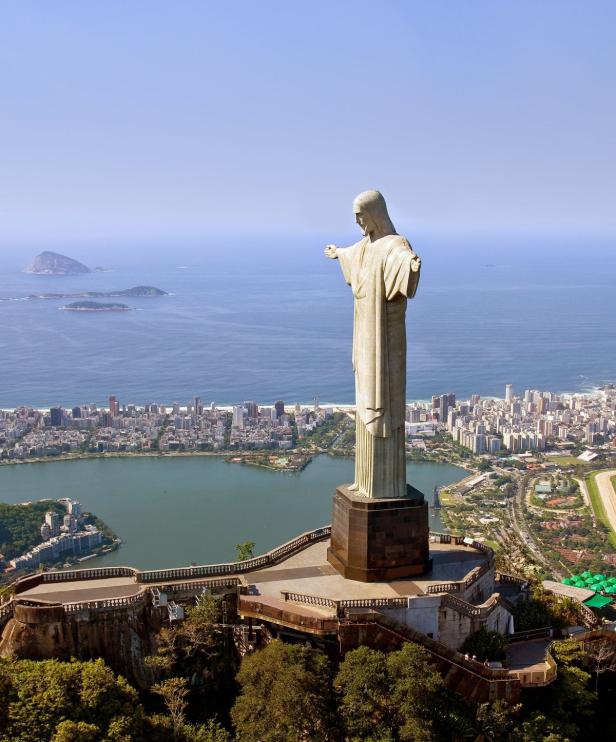 Die Christusstatue thront über Rio de Janeiro, Brasilien.