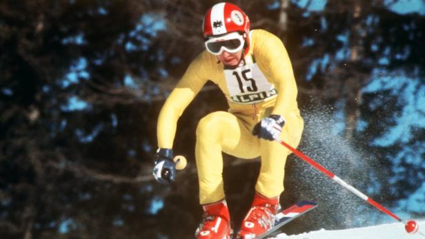 Ein Skifahrer mit gelbem Anzug und der Nummer 15 fährt einen Hang hinunter.
