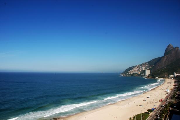 Blick auf den Strand von Ipanema in Rio de Janeiro mit dem Berg Dois Irmãos.