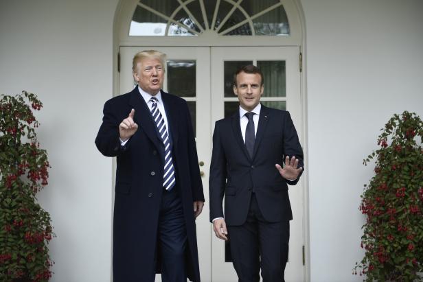 Macron entwaffnet Trumps berüchtigten Handschlag mit Kuss