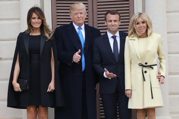 Macron entwaffnet Trumps berüchtigten Handschlag mit Kuss