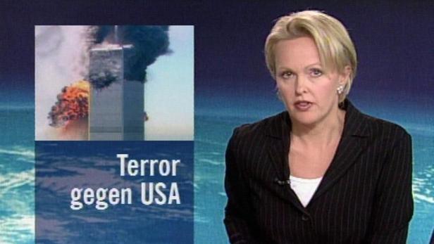 Eine Nachrichtensprecherin vor einem Hintergrund mit den brennenden Twin Towers und der Aufschrift „Terror gegen USA“.