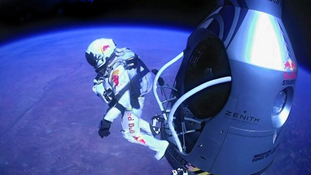 Felix Baumgartner während des Stratos-Sprungs aus großer Höhe neben seiner Kapsel.