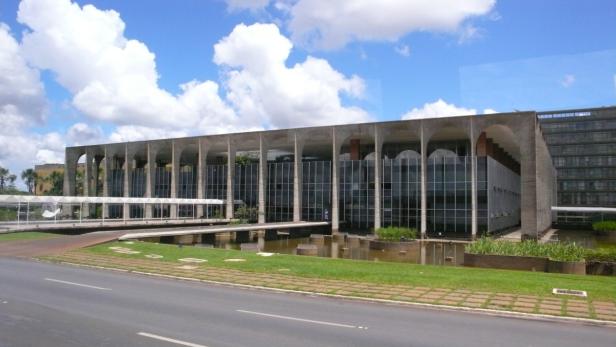 Das Palácio da Justiça in Brasília, Brasilien, mit seinem charakteristischen Säulendesign und Wasserbecken.