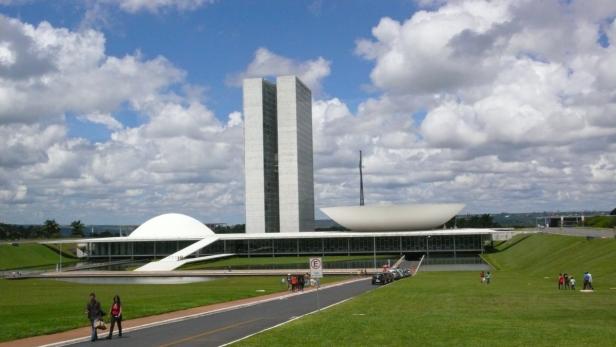 Der Nationalkongress von Brasilien in Brasília unter einem bewölkten Himmel.