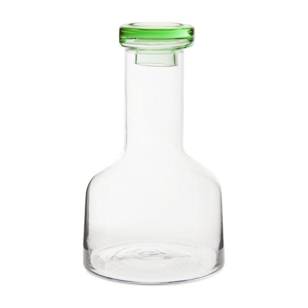 Eine leere, transparente Glasflasche mit einem grünen Verschluss.