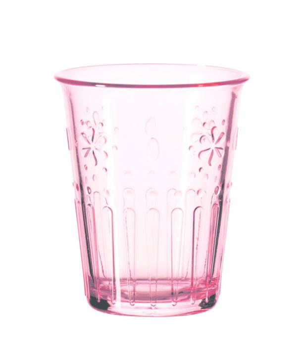 Ein leeres, rosa Glas mit floralen Mustern auf einem weißen Hintergrund.