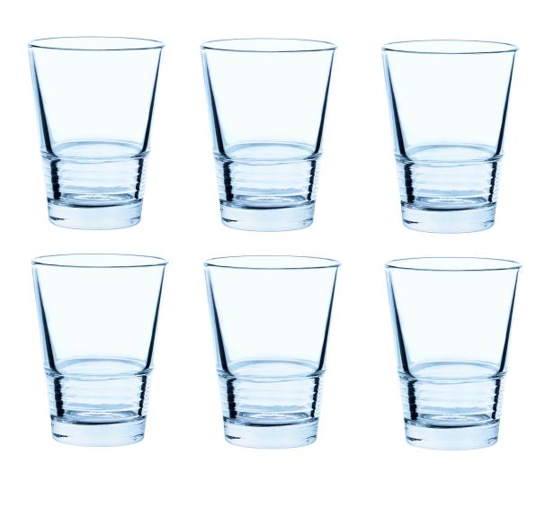 Sechs leere, durchsichtige Wassergläser stehen in zwei Reihen.