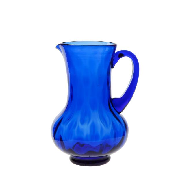 Ein blauer Glaskrug mit einem Henkel steht vor einem weißen Hintergrund.