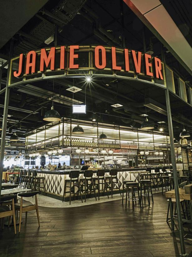 Jamie Oliver's Bar hat am Flughafen Wien eröffnet