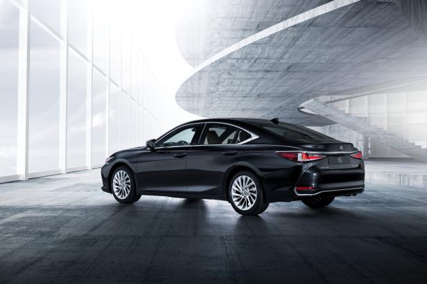 Ein schwarzer Lexus ES steht in einem modernen Gebäude.
