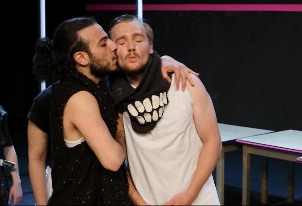 Szenenfoto aus "Die Liebe ist ein Heckenschütze" von Theaterwild:Company Dschungel Wien