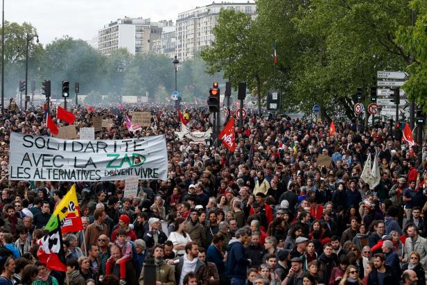 Paris: Schwere Krawalle am Rande der Mai-Demonstration