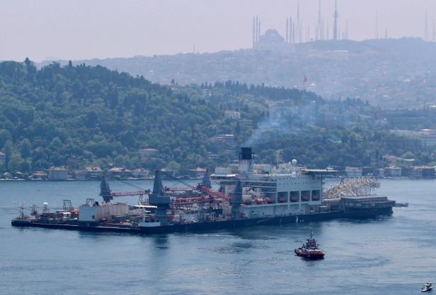 Spektakulär: Weltgrößtes Bauschiff passiert Bosporus 