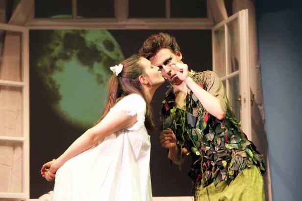 Eine Szene aus dem Theaterstück „Peter Pan“, in der Wendy Peter Pan einen Kuss gibt.