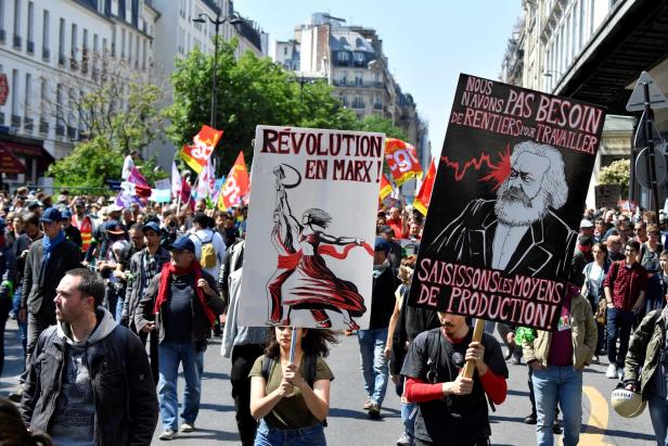 "Stop Macron": Tausende Demonstranten in Paris