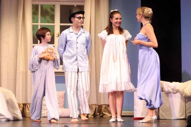 Szene aus einer Theateraufführung mit vier Darstellern in Kostümen.