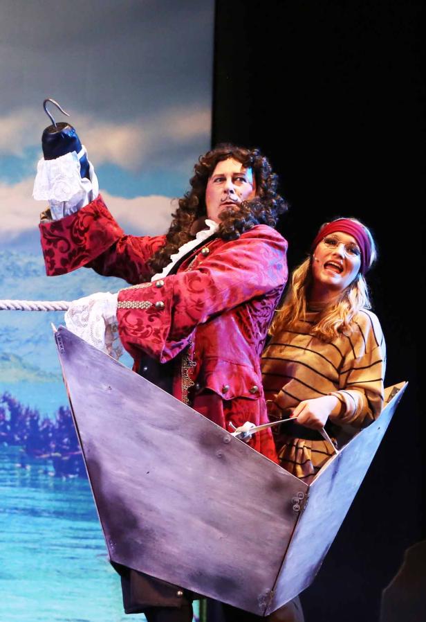 Zwei Schauspieler in Kostümen auf einer Bühne, möglicherweise bei einer Aufführung von Peter Pan.