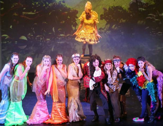 Eine Gruppe von Schauspielerinnen und Schauspielern in Kostümen auf einer Bühne.