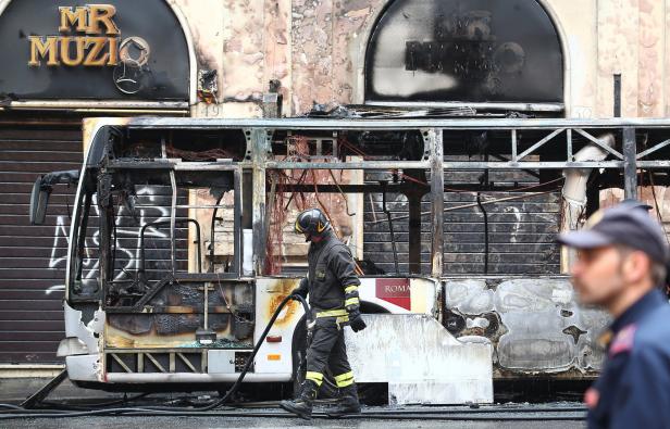 Nahe dem Trevi-Brunnen: Linienbus im Zentrum von Rom ausgebrannt