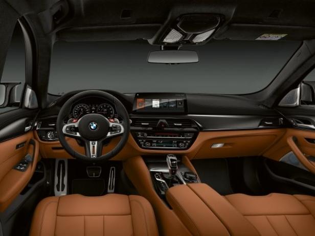 Innenraum eines BMW mit braunen Ledersitzen.