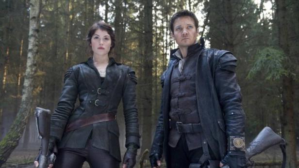 Gemma Arterton und Jeremy Renner als Hänsel und Gretel im Wald.