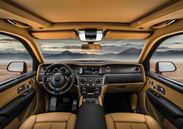 Innenraum eines Rolls-Royce Cullinan mit Blick auf eine Wüstenlandschaft.