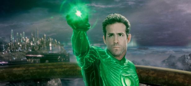 Ryan Reynolds als Green Lantern mit erhobener, leuchtender Faust vor einer futuristischen Stadt.