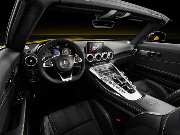 Innenansicht eines Mercedes-AMG GT Roadsters mit schwarzer Lederausstattung und gelben Ziernähten.