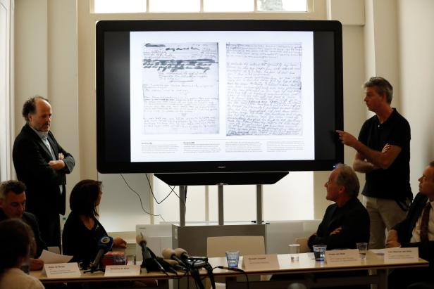 Verborgen hinter Packpapier: Texte von Anne Frank entziffert